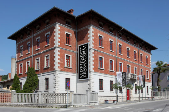 Stavba Notranjskega muzeja v Postojni.