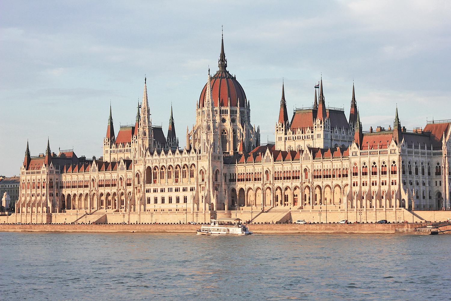 Parlamentarna stavba v Budimpešti.