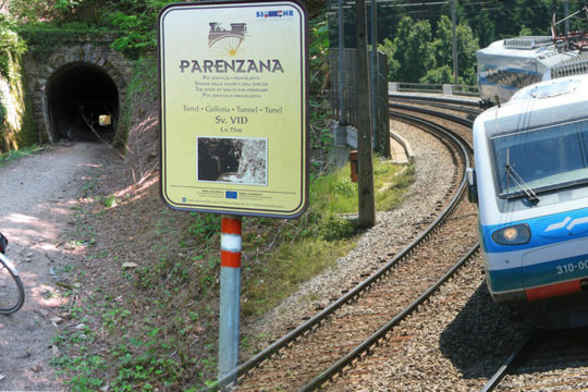 Vlak Slovenskih železnic in kolesarska steza Parenzana.
