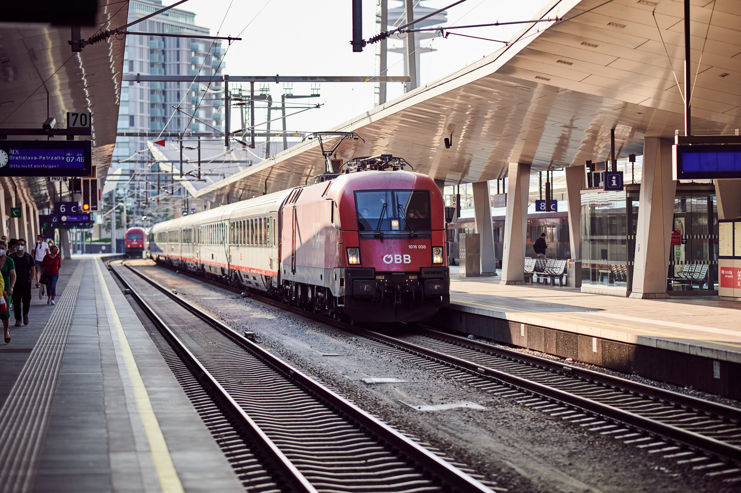 Vlak na Dunaju.