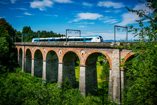 Vlak Stadler na Jelenovem viaduktu pri Borovnici.