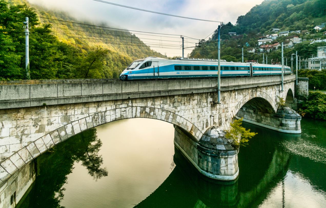 ICS vlak na mostu v Zidanem Mostu.