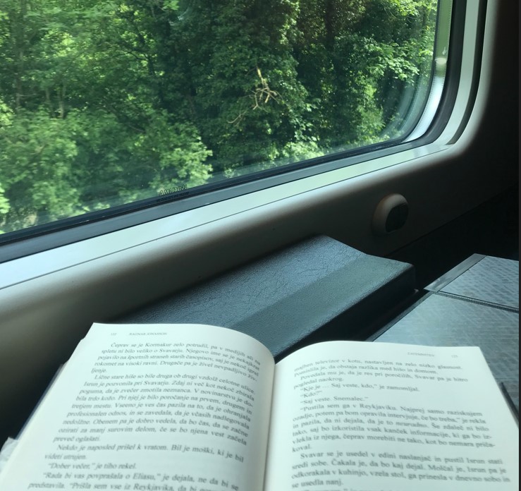Knjiga na vlaku.