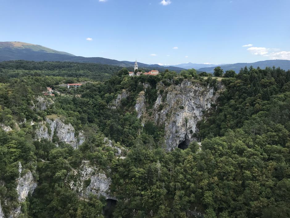 Z vlakom smo pobegnili v Škocjanske jame