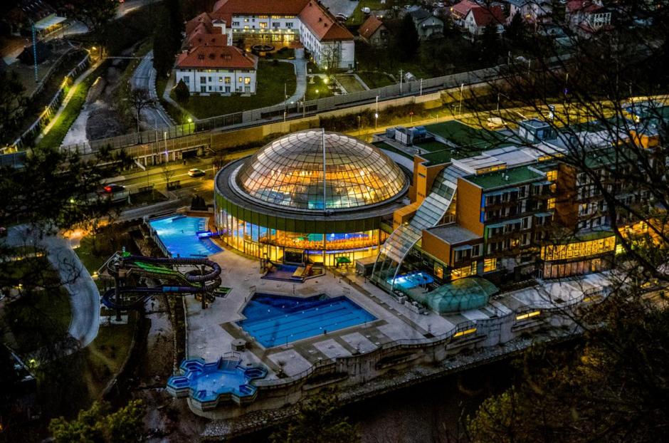 V Sloveniji: med zimskimi počitnicami z vlakom na sončenje in valove…