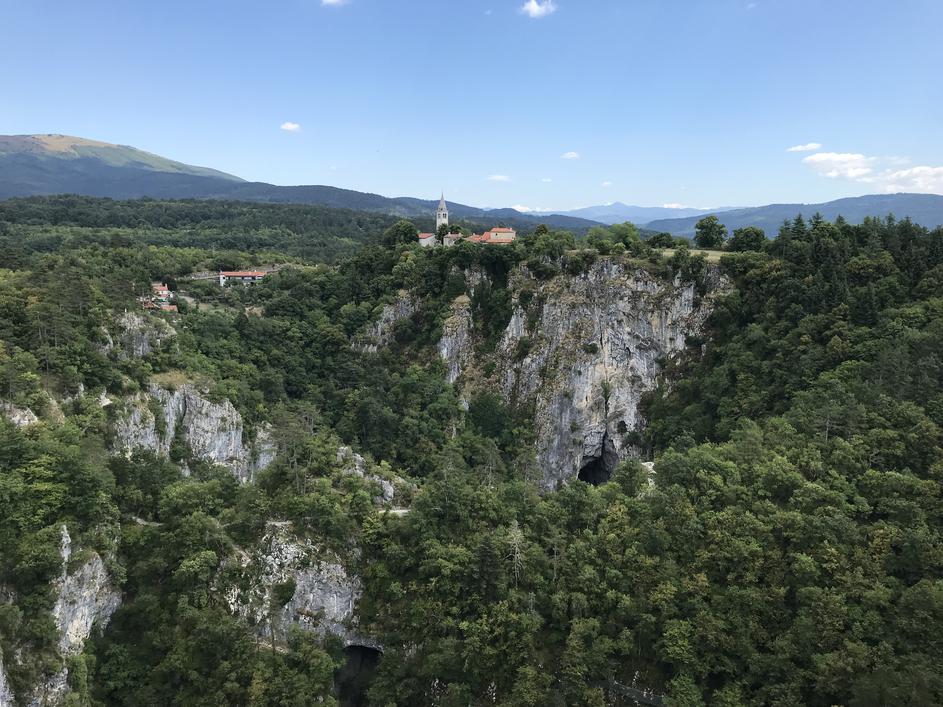 Z vlakom smo pobegnili v Škocjanske jame