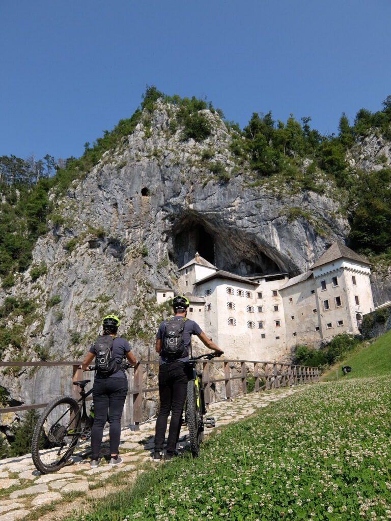 Odkrivajmo kraje ob železniški progi Ljubljana - Sežana