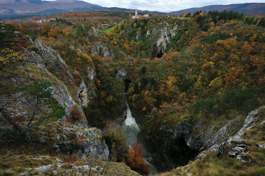 Odkrivajmo kraje ob železniški progi Ljubljana - Sežana