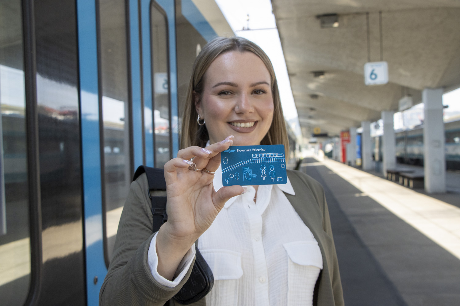 Potnica drži v roki SŽ čip kartico.
