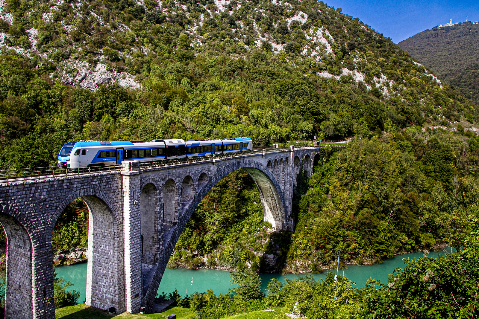 Vlak Stadler SŽ 610 na Solkanskem mostu.
