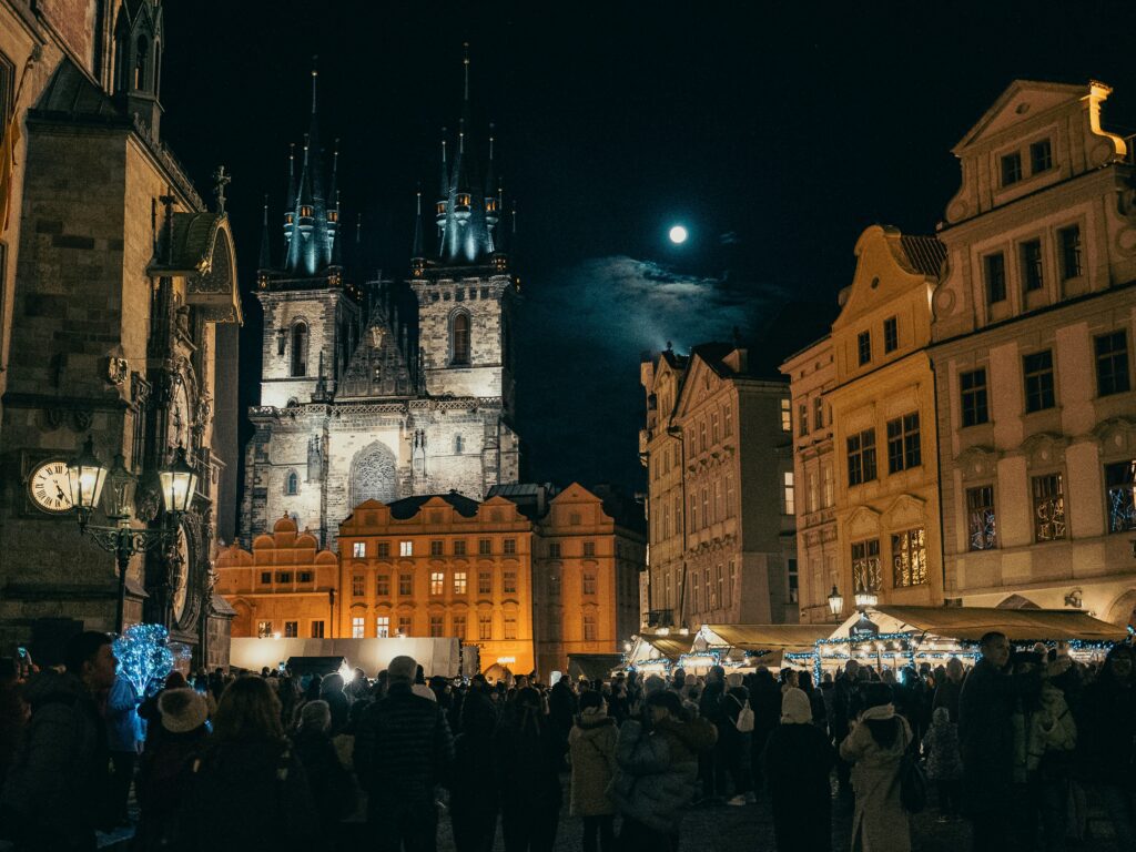 Praga ponoči, božično vzdušje.
