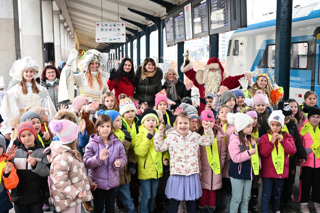 Praznične poti z vlaki, tudi v družbi Božička in pravljičnih vil
