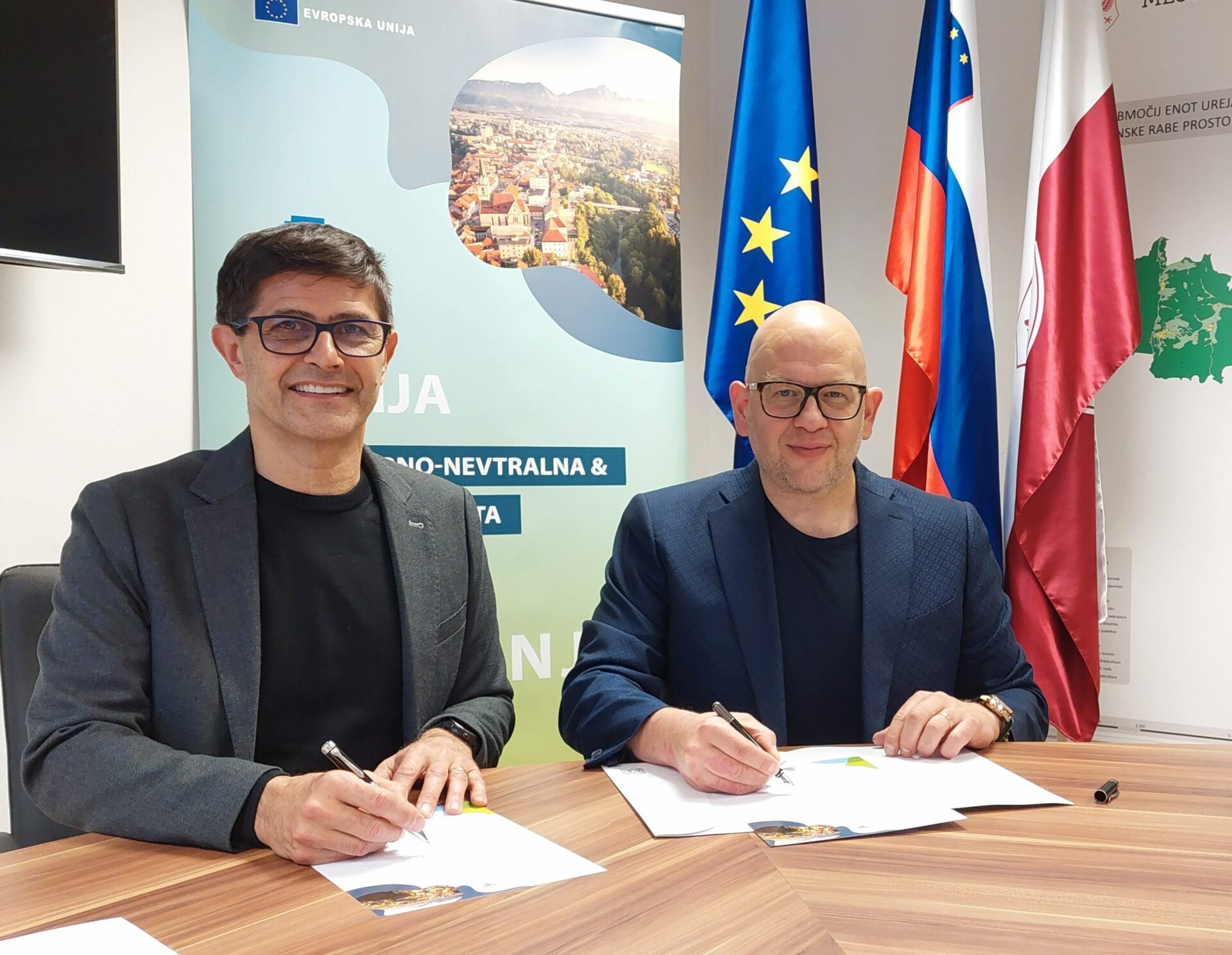 Direktor SŽ-Potniški promet Miha Butara in župan Mestne občine Kranj Matjaž Rakovec.