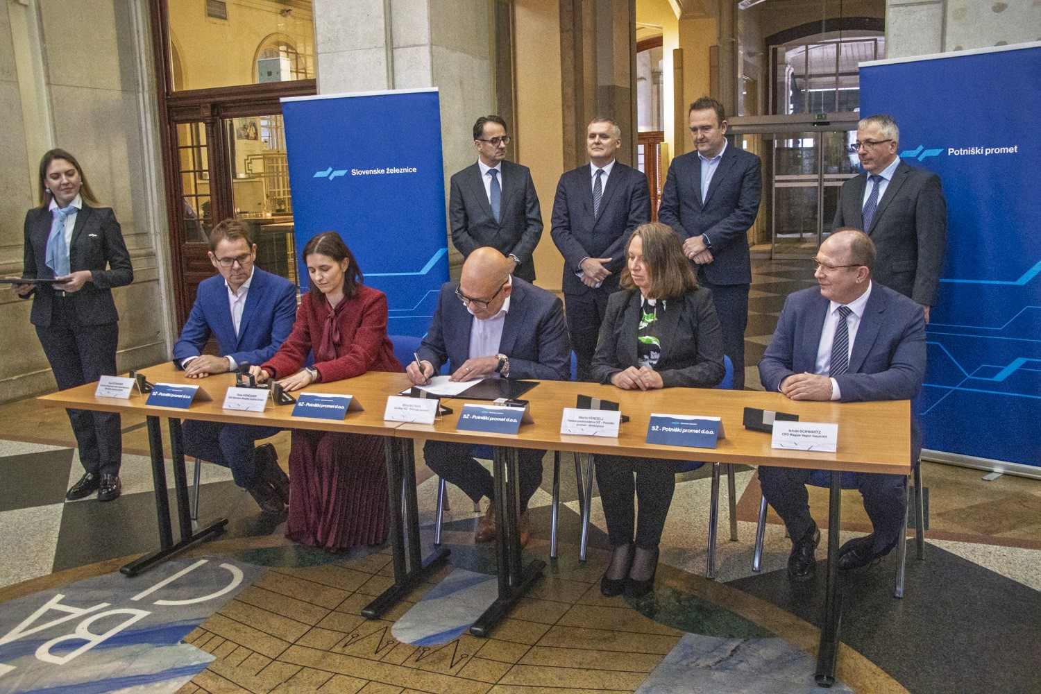 SŽ-Potniški promet podpisal pogodbo za nabavo 20 novih potniških vagonov za mednarodni promet in 4 novih večsistemskih lokomotiv