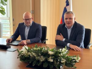 Od leve proti desni: Miha Butara – direktor SŽ-PP, minister za okolje, podnebje in energijo mag. Bojan Kumer.