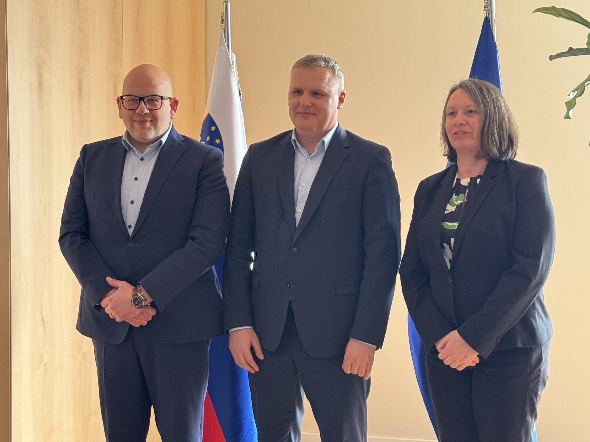 Ministrstvo za okolje, podnebje in energijo in Slovenske železnice podpisala pogodbo za nakup novih lokomotiv in vagonov