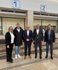 Srečanje vodstva SŽ‑Potniški promet z županom ter predstavniki Mestne občine Maribor na prenovljeni železniški postaji Maribor