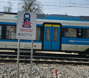 Opozorilna tabla prečaknje preko tirov.