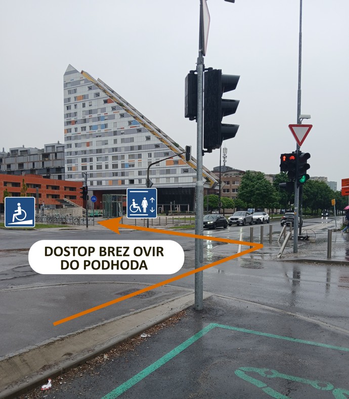 Prikaz začasnega dostopa v podhod za gibalno ovirane osebe.