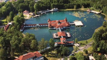 Hévíz: Svetovno znano zdraviliško mesto z največjim termalnim jezerom v Evropi, primernim za kopanje skozi vse leto.