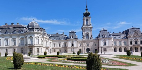 Keszthely: Priljubljeno letovišče ob Blatnem jezeru, znano po čudovitem dvorcu Festetics in urejenih obalnih sprehajališčih.