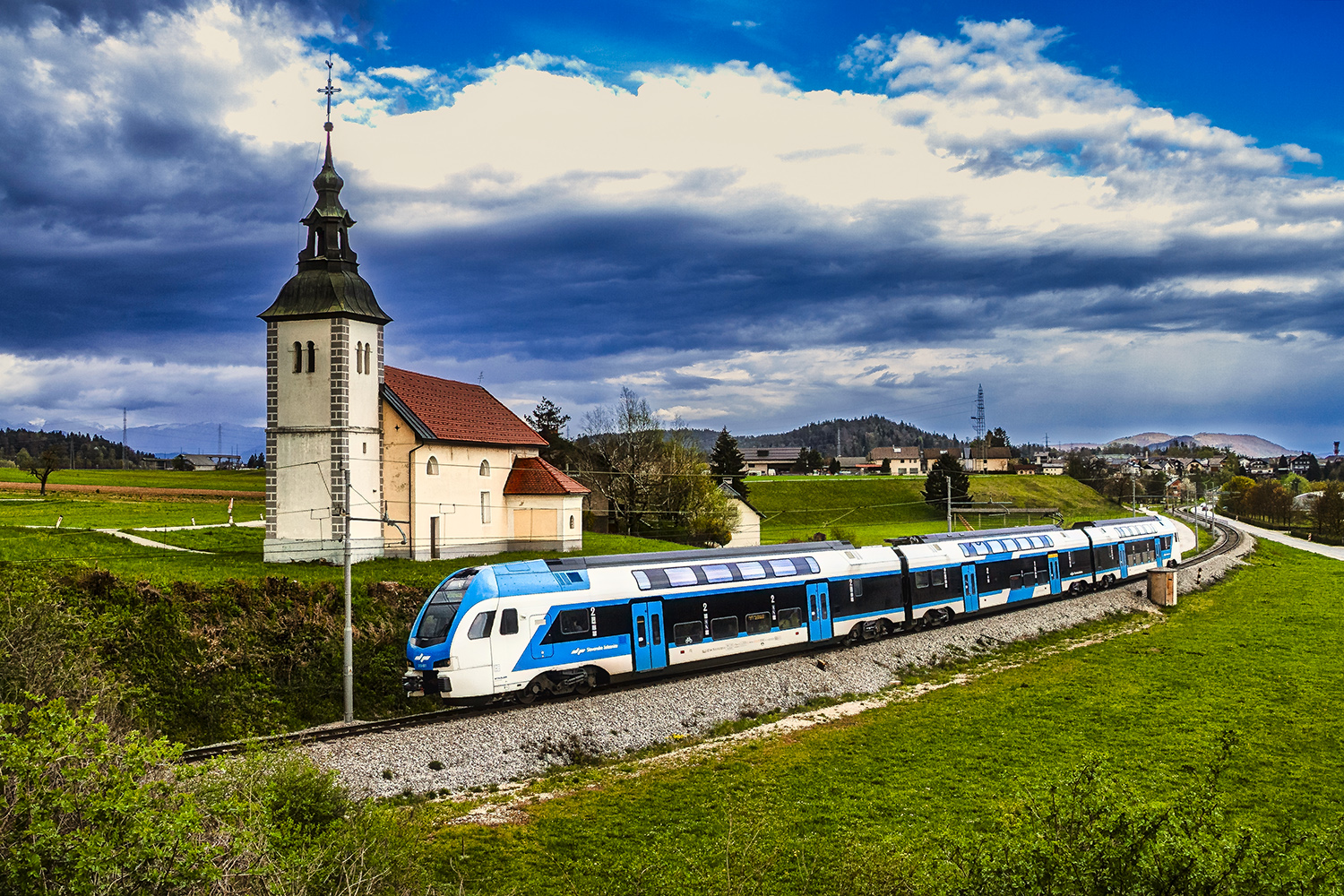 Vlak in cerkev.