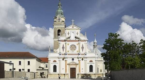 Bazilika Marije Pomagaj.
