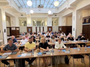 Strateška polletna konferenca.
